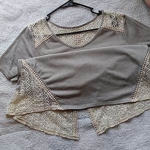 MUST SEE: gray and cream laced daily top